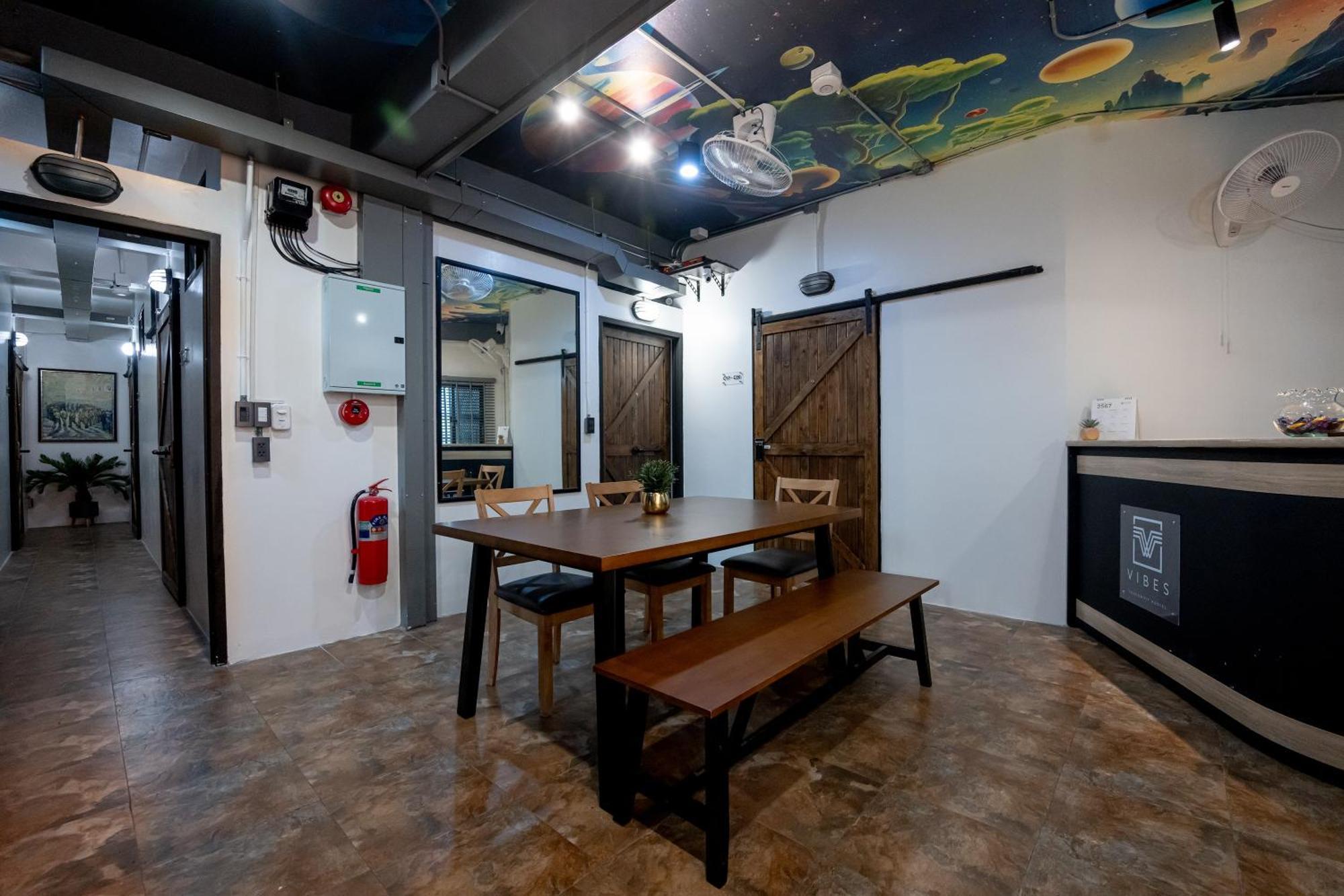 Vibes Hostel Bangkok Exterior foto